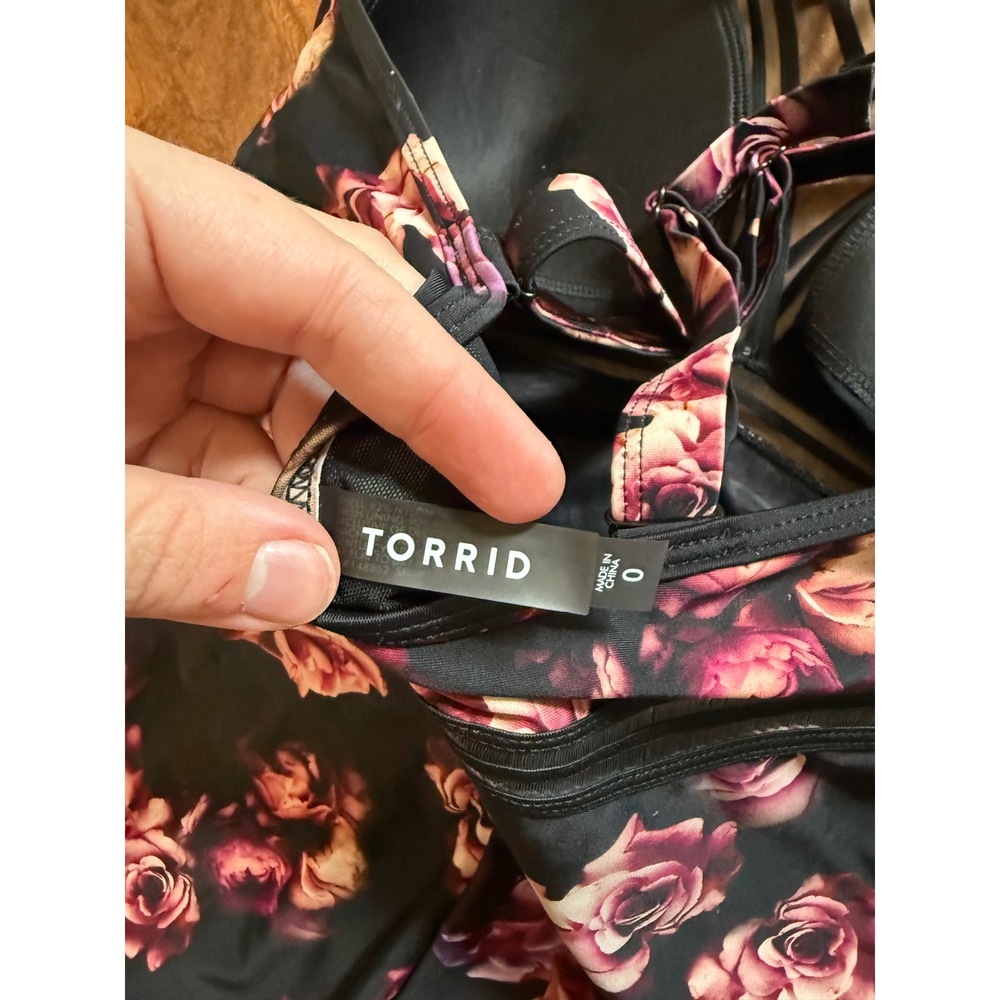 NWT Torrid Black Floral One Piece Swimsuit Sz 0 Summer Slimming Peek Trim Curvy - Picture 5 of 6